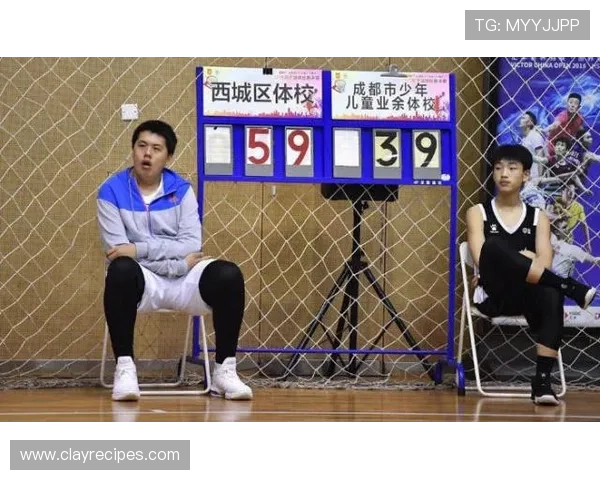 赵继伟家的冰箱里塞满了能量胶，连饮料都得排队